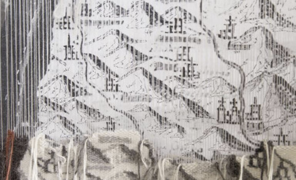 Gewebte Textilprobe mit schwarz-weißem Linienmuster und Fransen